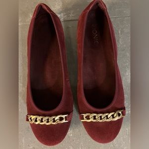 Vionic Spark Pera Womens Burgundy Flats with chain detail